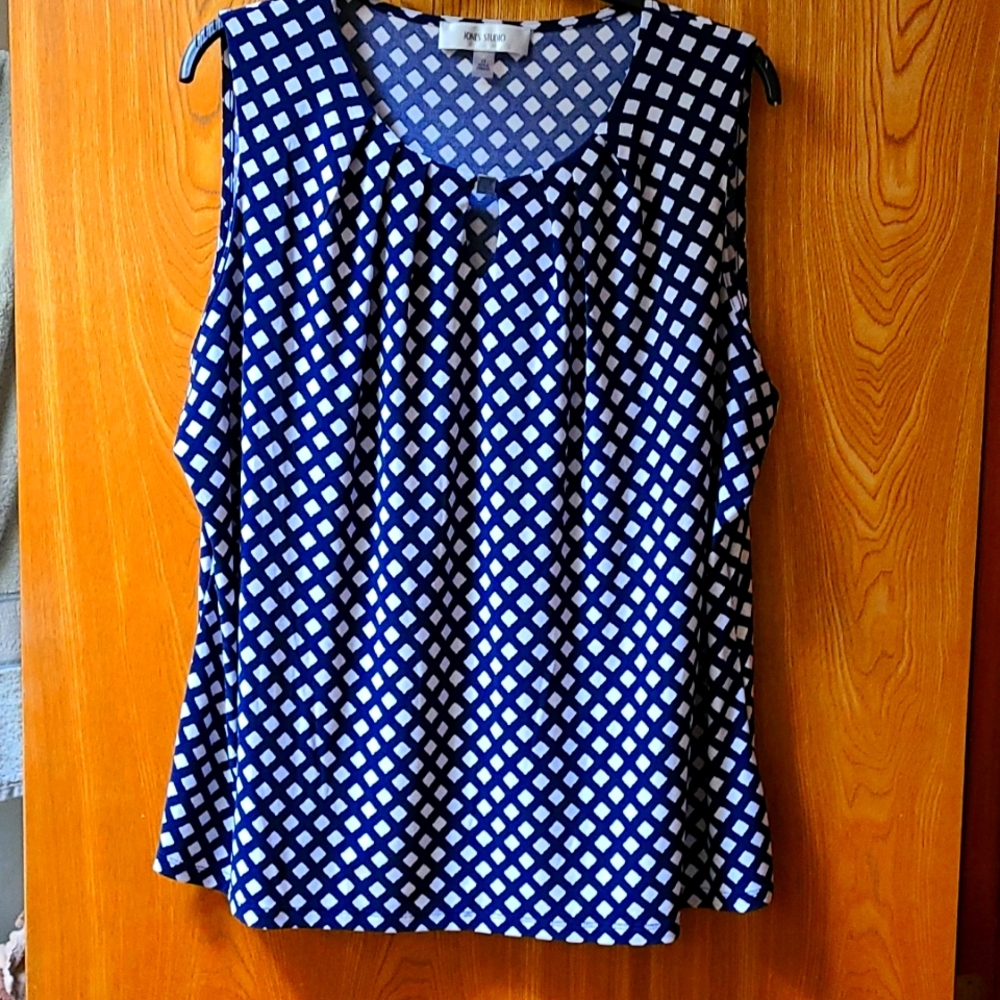 See 2x Jones Studio shell.  Has pleated neck with Keyhole and silver trim.